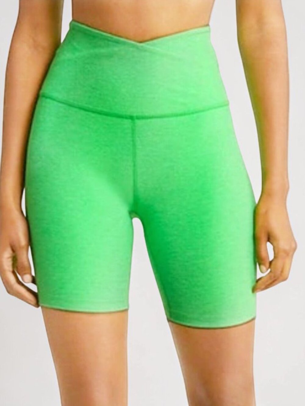 Beyond Yoga space dye high rise bike shorts in green Honey Dew Pop Heather Ws S